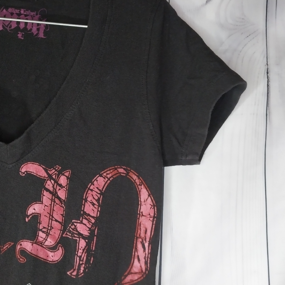 Black Label Pink Punk Graphic V-Neck Edgy Vintage Tee - Picture 3 of 9